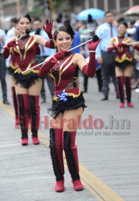 FOTOS: Los vestidos más exóticos de las palillonas en los desfiles patrios 2019