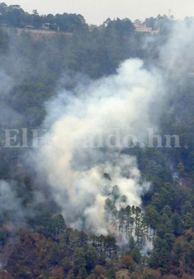 Así combaten incendio en El Hatillo con helicópteros