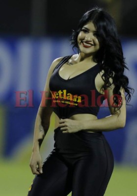 Bellas catrachas adornan el duelo Real España vs Olimpia en el estadio Morazán