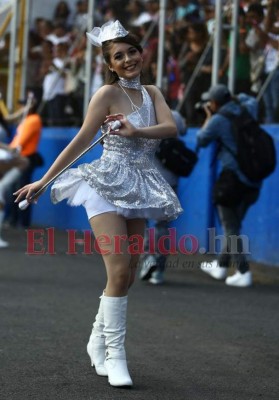 FOTOS: Hermosas palillonas que deslumbraron a primera hora en los desfiles patrios