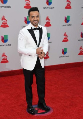 FOTOS: Esposa de Luis Fonsi se roba las miradas en los Grammy con sensual vestido rojo