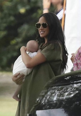 FOTOS: Los vestidos de Meghan Markle tras el nacimiento de su hijo