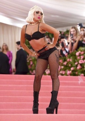 (FOTOS) Lady Gaga impacta en la MET Gala 2019: aparece en vestido y termina en lencería