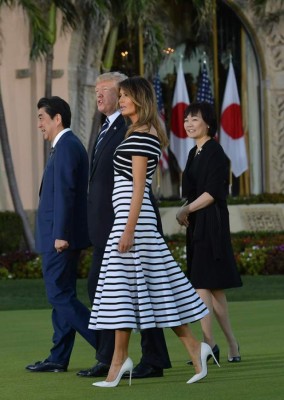 Melania Trump usa llamativo vestido en reunión de Trump y Shinzo Abe