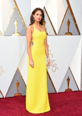 Eiza González usó un elegante y entallado vestido amarillo en la alfombra roja de Premios Oscar 2018