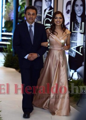 FOTOS:Las seniors más bellas en la inolvidable Prom 2019 de la Macris School