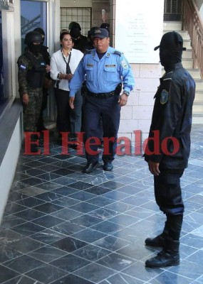 Sonriente llegó Rosa Elena Bonilla de Lobo a la audiencia inicial