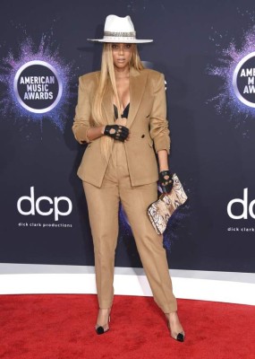 Famosos que deslumbraron con sus looks en los American Music Awards 2019