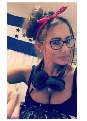 DJ Carolina, la sensual catracha que pone a todos a bailar