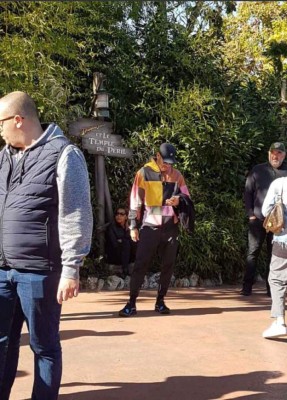 Neymar y Bruna Marquezine visitan Disneyland París