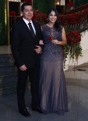 Desfile de padres e hijas en la Prom 2017 de la Macris School