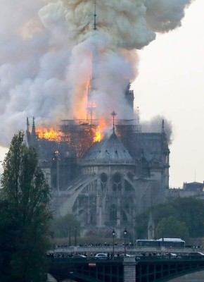 Las impactantes imágenes del pavoroso incendio de la catedral de Notre Dame de París