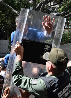 Venezuela: Guaidó se rehúsa a expulsión del Parlamento y así fue como hasta saltó las vallas del edificio