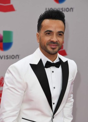 FOTOS: Esposa de Luis Fonsi se roba las miradas en los Grammy con sensual vestido rojo