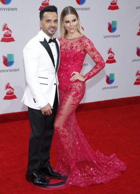 FOTOS: Esposa de Luis Fonsi se roba las miradas en los Grammy con sensual vestido rojo