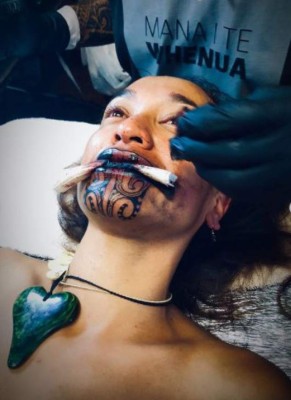 Oriini Kaipara, la primera conductora de noticias con tatuajes de la cultura maorí