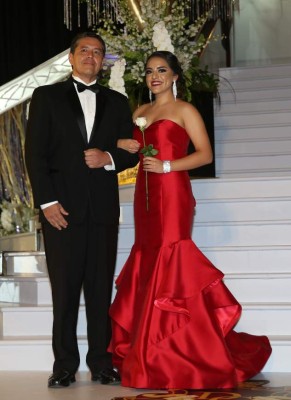 DelCampo International School: Memorable desfile de padres e hijas en la Prom 2017