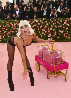 (FOTOS) Lady Gaga impacta en la MET Gala 2019: aparece en vestido y termina en lencería