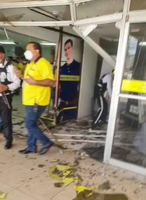 Momentos de pánico y destrozos: Las imágenes que dejó accidente en agencia bancaria en SPS