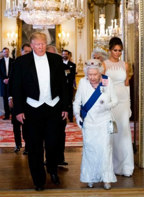 FOTOS: Los costosos y elegantes vestidos que usó Melania Trump durante su visita a Inglaterra