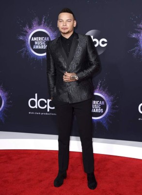 Famosos que deslumbraron con sus looks en los American Music Awards 2019