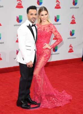 FOTOS: Esposa de Luis Fonsi se roba las miradas en los Grammy con sensual vestido rojo