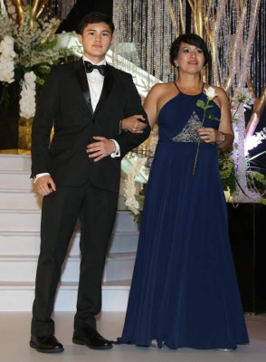 DelCampo School: Guapos Seniors desfilaron junto a madres en inolvidable noche de la Prom 2017