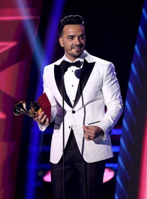 FOTOS: Esposa de Luis Fonsi se roba las miradas en los Grammy con sensual vestido rojo