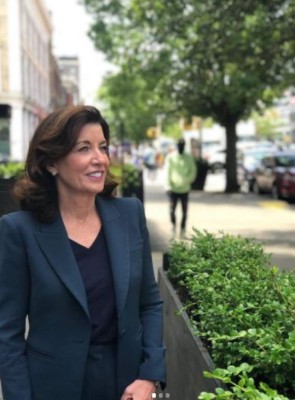 Así es Kathy Hochul, la primera mujer en convertirse en gobernadora de Nueva York