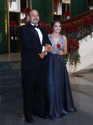 Desfile de padres e hijas en la Prom 2017 de la Macris School