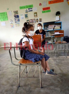 Con un balde con agua limpia y jabón como únicos insumos, escuelas del interior no han frenado clases