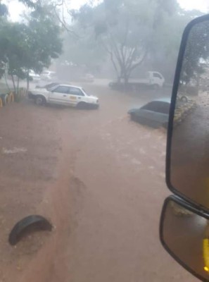 FOTOS: Lluvias dejan vehículos atrapados y convierten calles en ríos