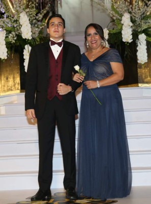 DelCampo School: Guapos Seniors desfilaron junto a madres en inolvidable noche de la Prom 2017