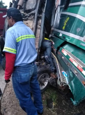 Las primeras fotos del fatal accidente entre una rastra y un pick up en Germania