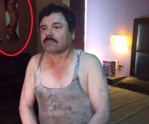 Al fondo de la imagen que muestra a 'El Chapo' capturado se ve un póster de la modelo Alessandra Ambrosio.