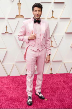 Sebastián Yatra divide las redes con su traje rosa en los Oscar 2022