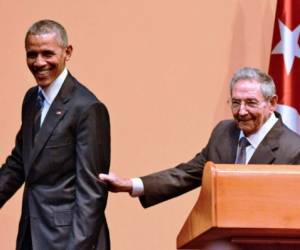 Raúl Castro y Barack Obama durante la conferencia de prensa ofrecida este lunes luego de un largo diálogo. (FOTOS: AFP)....