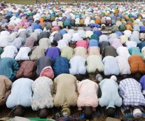 Musulmanes participan en las oraciones del fin del Ramadán, en Lagos, Nigeria.