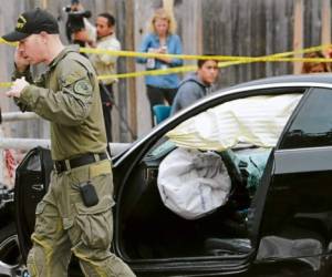 El vehículo del atacante fue retirado esta mañana de la calle en Isla Vista.