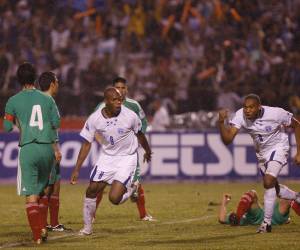 David Suazo y Wilson Palacios celebran el gol en el partido eliminatorio Honduras contra Mexico en el estadio Olímpico en noviembre de 2008.