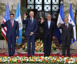 La foto oficial de los presidentes del Triangulo Norte y el vicepresidente de EE UU Joe Biden.