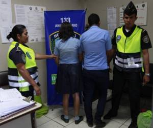 Dos de los estudiantes se encuentran detenidos en la posta policial de la colonia Kennedy. (Fotos: Mario Urrutia).