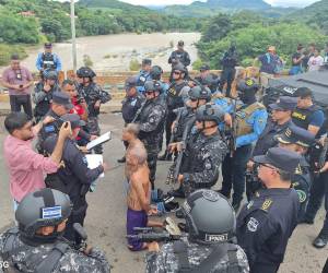 Los dos detenidos cabecillas de la pandilla 18, que se refugiaban en Tegucigalpa, estaban al mando de clicas que operaban en la capital hondureña y son considerados de alta peligrosidad. Hoy fueron entregados a El Salvador.