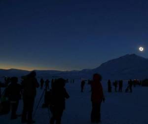 Turistas disfrutan el momento en que la luz se mitigó durante dos minutos y 45 segundos.