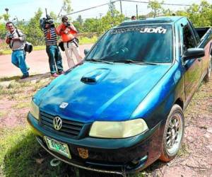 Jorge Banegas Andino se transportaba en este pick-up Volkswagen, que presenta un disparo en la puerta del pasajero.