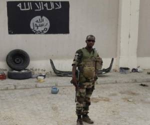 Una bandera del grupo Boko Haram fue colocada por los islamistas en un pueblo de Nigeria.