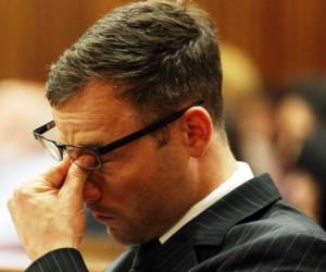 El atleta paralímpico sudafricano Oscar Pistorius gesticula en el Tribunal Superior de Pretoria.