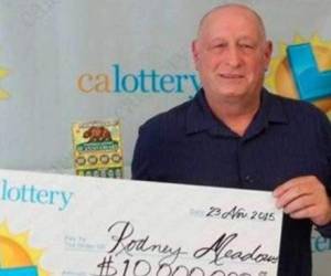 Una foto de Rodney Meadows recibiendo su cheque.