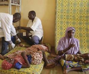 Mujeres recién liberadas de las manos de Boko Haram reciben atención médica. (Foto AP)