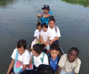 Hugo Armando Pinto se transporta en un cayuco todos los días para impartir conocimiento a sus alumnos.